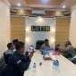 Penyerahan penghargaan yang dirangkaikan dengan agenda silaturahmi tersebut berlangsung hangat dan penuh keakraban di Mapolres Lombok Timur pada Jumat pagi.