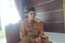 Kepala Bapenda Lombok Timur, H. Hasni menjelaskan ke awak media di ruang kerjanya (doc. Zan/lombokini.com)