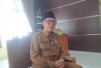 Kepala Bapenda Lombok Timur, H. Hasni menjelaskan ke awak media di ruang kerjanya (doc. Zan/lombokini.com)