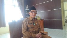 Kepala Bapenda Lombok Timur, H. Hasni menjelaskan ke awak media di ruang kerjanya (doc. Zan/lombokini.com)