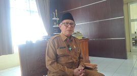 Kepala Bapenda Lombok Timur, H. Hasni menjelaskan ke awak media di ruang kerjanya (doc. Zan/lombokini.com)