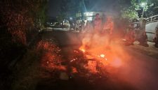 Mapolsek Labuhan haji mengamankan warga yang membakar motor pelaku