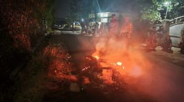 Mapolsek Labuhan haji mengamankan warga yang membakar motor pelaku