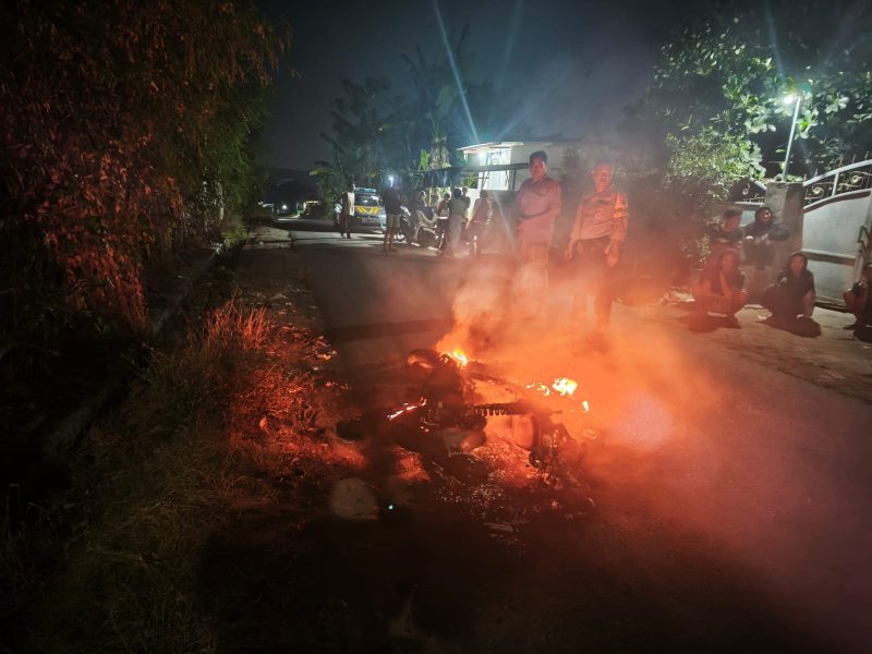 Mapolsek Labuhan haji mengamankan warga yang membakar motor pelaku