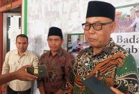 Ketua Baznas Lombok Timur, H. Muhammad Kamli saat diwawancara pihak media seusai acara penyerahan bantuan di bidang pendidikan dan dakwah yang berlangsung di Aula Baznas Lombok Timur (doc. Lombokini.com/Zan)