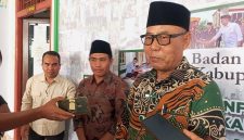 Ketua Baznas Lombok Timur, H. Muhammad Kamli saat diwawancara pihak media seusai acara penyerahan bantuan di bidang pendidikan dan dakwah yang berlangsung di Aula Baznas Lombok Timur (doc. Lombokini.com/Zan)