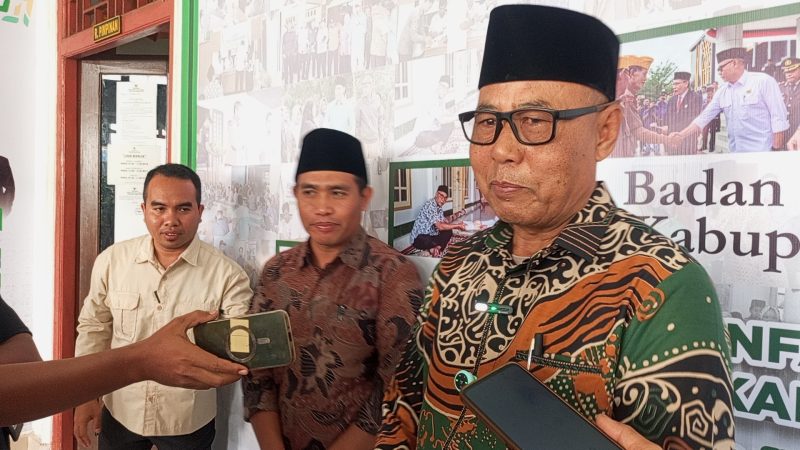 Ketua Baznas Lombok Timur, H. Muhammad Kamli saat diwawancara pihak media seusai acara penyerahan bantuan di bidang pendidikan dan dakwah yang berlangsung di Aula Baznas Lombok Timur (doc. Lombokini.com/Zan)
