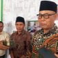 Ketua Baznas Lombok Timur, H. Muhammad Kamli saat diwawancara pihak media seusai acara penyerahan bantuan di bidang pendidikan dan dakwah yang berlangsung di Aula Baznas Lombok Timur (doc. Lombokini.com/Zan)