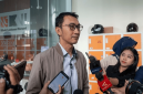 Juru Bicara KPK Budi Prasetyo memberikan keterangan kepada awak media, Senin 20 Juli 2026 di Gedung Merah Putih KPK, Kuningan, Jakarta Selatan. (Foto: Lombokini.com/Tamrin).