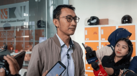 Juru Bicara KPK Budi Prasetyo memberikan keterangan kepada awak media, Senin 20 Juli 2026 di Gedung Merah Putih KPK, Kuningan, Jakarta Selatan. (Foto: Lombokini.com/Tamrin).