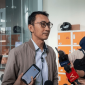 Juru Bicara KPK Budi Prasetyo memberikan keterangan kepada awak media, Senin 20 Juli 2026 di Gedung Merah Putih KPK, Kuningan, Jakarta Selatan. (Foto: Lombokini.com/Tamrin).