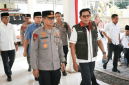 Kapolda NTB Irjen Pol. Kalingga Rendra Raharja bersama Bupati Lombok Timur H. Haerul Warisin dan Wakil Bupati menyerahkan santunan kepada anak yatim serta lansia di Kantor Baznas Lotim, Kamis 9 Juli 2026. (Foto: Lombokini.com).