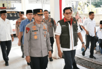 Kapolda NTB Irjen Pol. Kalingga Rendra Raharja bersama Bupati Lombok Timur H. Haerul Warisin dan Wakil Bupati menyerahkan santunan kepada anak yatim serta lansia di Kantor Baznas Lotim, Kamis 9 Juli 2026. (Foto: Lombokini.com).