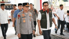 Kapolda NTB Irjen Pol. Kalingga Rendra Raharja bersama Bupati Lombok Timur H. Haerul Warisin dan Wakil Bupati menyerahkan santunan kepada anak yatim serta lansia di Kantor Baznas Lotim, Kamis 9 Juli 2026. (Foto: Lombokini.com).