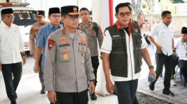 Kapolda NTB Irjen Pol. Kalingga Rendra Raharja bersama Bupati Lombok Timur H. Haerul Warisin dan Wakil Bupati menyerahkan santunan kepada anak yatim serta lansia di Kantor Baznas Lotim, Kamis 9 Juli 2026. (Foto: Lombokini.com).