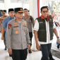 Kapolda NTB Irjen Pol. Kalingga Rendra Raharja bersama Bupati Lombok Timur H. Haerul Warisin dan Wakil Bupati menyerahkan santunan kepada anak yatim serta lansia di Kantor Baznas Lotim, Kamis 9 Juli 2026. (Foto: Lombokini.com).