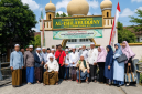 Koresponden tvOne dan pengurus IJTI NTB berfoto bersama Keluarga Besar Ponpes Al-Ishlahuddiny usai menyelesaikan polemik pemberitaan secara kekeluargaan di Kediri, Lombok Barat, Ahad 19 Juli 2026. (Foto: Lombokini.com/Istimewa).