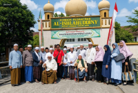 Koresponden tvOne dan pengurus IJTI NTB berfoto bersama Keluarga Besar Ponpes Al-Ishlahuddiny usai menyelesaikan polemik pemberitaan secara kekeluargaan di Kediri, Lombok Barat, Ahad 19 Juli 2026. (Foto: Lombokini.com/Istimewa).