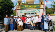 Koresponden tvOne dan pengurus IJTI NTB berfoto bersama Keluarga Besar Ponpes Al-Ishlahuddiny usai menyelesaikan polemik pemberitaan secara kekeluargaan di Kediri, Lombok Barat, Ahad 19 Juli 2026. (Foto: Lombokini.com/Istimewa).