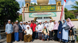 Koresponden tvOne dan pengurus IJTI NTB berfoto bersama Keluarga Besar Ponpes Al-Ishlahuddiny usai menyelesaikan polemik pemberitaan secara kekeluargaan di Kediri, Lombok Barat, Ahad 19 Juli 2026. (Foto: Lombokini.com/Istimewa).