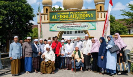Koresponden tvOne dan pengurus IJTI NTB berfoto bersama Keluarga Besar Ponpes Al-Ishlahuddiny usai menyelesaikan polemik pemberitaan secara kekeluargaan di Kediri, Lombok Barat, Ahad 19 Juli 2026.