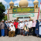 Koresponden tvOne dan pengurus IJTI NTB berfoto bersama Keluarga Besar Ponpes Al-Ishlahuddiny usai menyelesaikan polemik pemberitaan secara kekeluargaan di Kediri, Lombok Barat, Ahad 19 Juli 2026. (Foto: Lombokini.com/Istimewa).