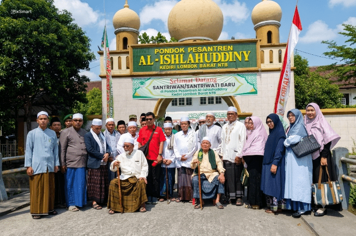 Koresponden tvOne dan pengurus IJTI NTB berfoto bersama Keluarga Besar Ponpes Al-Ishlahuddiny usai menyelesaikan polemik pemberitaan secara kekeluargaan di Kediri, Lombok Barat, Ahad 19 Juli 2026. (Foto: Lombokini.com/Istimewa).