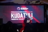 H. Rachmat Hidayat, Ketua DPD PDI Perjuangan NTB, membuka peringatan 30 tahun Peristiwa Kudatuli di Kantor DPD setempat, Ahad 26 Juli 2026 malam. (Foto: Lombokini.com/Istimewa).