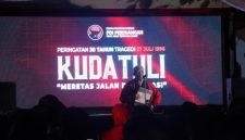 H. Rachmat Hidayat, Ketua DPD PDI Perjuangan NTB, membuka peringatan 30 tahun Peristiwa Kudatuli di Kantor DPD setempat, Ahad 26 Juli 2026 malam. (Foto: Lombokini.com/Istimewa).