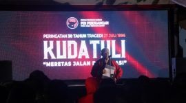 H. Rachmat Hidayat, Ketua DPD PDI Perjuangan NTB, membuka peringatan 30 tahun Peristiwa Kudatuli di Kantor DPD setempat, Ahad 26 Juli 2026 malam. (Foto: Lombokini.com/Istimewa).