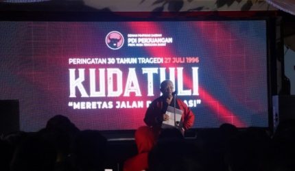 Ketua DPD PDI Perjuangan NTB H. Rachmat Hidayat membuka peringatan