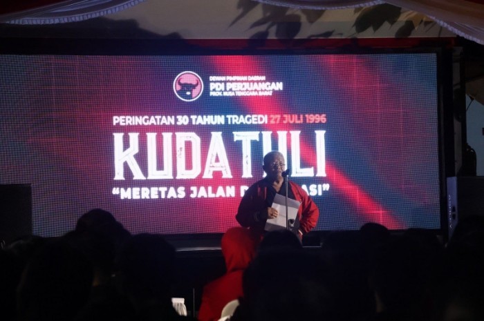 H. Rachmat Hidayat, Ketua DPD PDI Perjuangan NTB, membuka peringatan 30 tahun Peristiwa Kudatuli di Kantor DPD setempat, Ahad 26 Juli 2026 malam. (Foto: Lombokini.com/Istimewa).