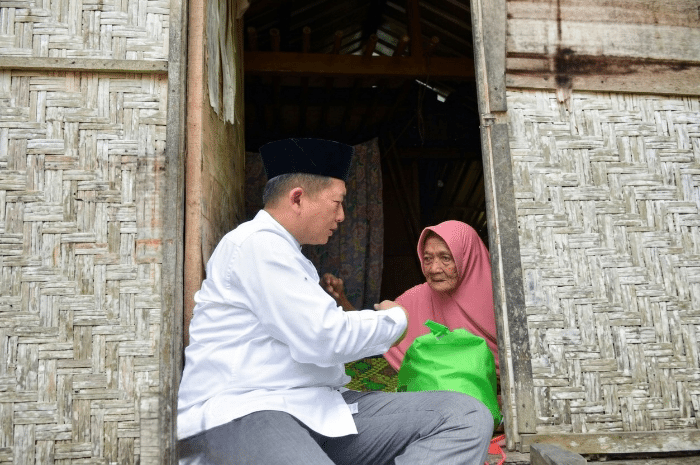 Gubernur NTB Lalu Muhammad Iqbal mengunjungi Kelurahan Telaga Bertong, Kecamatan Taliwang, Kabupaten Sumbawa Barat, Jumat 13 Maret 1026, untuk meninjau pelaksanaan program Desa Berdaya guna menekan angka kemiskinan ekstrem di wilayah itu.