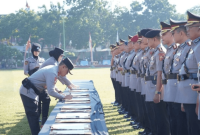 Kapolda NTB Irjen Pol. Kalingga Rendra Raharja meneken berita acara serah terima jabatan delapan pejabat utama dan empat kapolres di Lapangan Bhara Daksa, Senin 13 Juli 2026. (Foto: Lombokini.com/Asman).