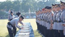 Kapolda NTB Irjen Pol. Kalingga Rendra Raharja meneken berita acara serah terima jabatan delapan pejabat utama dan empat kapolres di Lapangan Bhara Daksa, Senin 13 Juli 2026. (Foto: Lombokini.com/Asman).