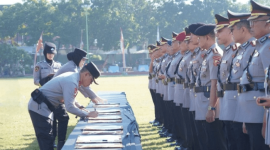 Kapolda NTB Irjen Pol. Kalingga Rendra Raharja meneken berita acara serah terima jabatan delapan pejabat utama dan empat kapolres di Lapangan Bhara Daksa, Senin 13 Juli 2026. (Foto: Lombokini.com/Asman).