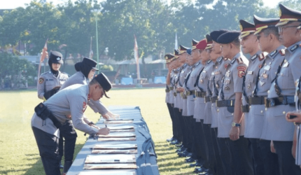 Kapolda NTB Irjen Pol. Kalingga Rendra Raharja meneken berita acara serah terima jabatan delapan pejabat utama dan empat kapolres di Lapangan Bhara Daksa, Senin (13/7/2026).