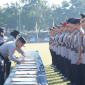 Kapolda NTB Irjen Pol. Kalingga Rendra Raharja meneken berita acara serah terima jabatan delapan pejabat utama dan empat kapolres di Lapangan Bhara Daksa, Senin 13 Juli 2026. (Foto: Lombokini.com/Asman).