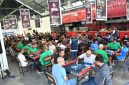 Para peserta turnamen mencurahkan konsentrasi penuh saat mengadu kartu domino di Meekow, Mataram, Ahad 26 Juli 2026. (Foto: Lombokini.com).