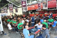 Para peserta turnamen mencurahkan konsentrasi penuh saat mengadu kartu domino di Meekow, Mataram, Ahad 26 Juli 2026. (Foto: Lombokini.com).