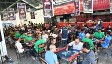 Para peserta turnamen mencurahkan konsentrasi penuh saat mengadu kartu domino di Meekow, Mataram, Ahad 26 Juli 2026. (Foto: Lombokini.com).