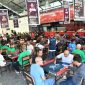 Para peserta turnamen mencurahkan konsentrasi penuh saat mengadu kartu domino di Meekow, Mataram, Ahad 26 Juli 2026. (Foto: Lombokini.com).