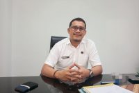 Kadi DPMPTSP Lotim, Sosiawan Putraji saat diwawancarai di kantornya (doc. LOMBOKINI.com/Zan)