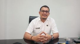Kadi DPMPTSP Lotim, Sosiawan Putraji saat diwawancarai di kantornya (doc. LOMBOKINI.com/Zan)