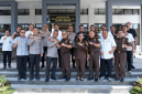 Kapolda NTB dan Kajati NTB beserta jajaran berfoto bersama usai pertemuan di Kantor Kejati NTB, Selasa 14 Juli 2026. Keduanya sepakat memperkuat sinergi penegakan hukum profesional dan berintegritas. (Foto: Lombokini.com/Asman).