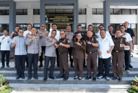 Kapolda NTB dan Kajati NTB beserta jajaran berfoto bersama usai pertemuan di Kantor Kejati NTB, Selasa 14 Juli 2026. Keduanya sepakat memperkuat sinergi penegakan hukum profesional dan berintegritas. (Foto: Lombokini.com/Asman).