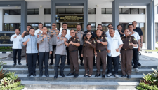 Kapolda NTB dan Kajati NTB beserta jajaran berfoto bersama usai pertemuan di Kantor Kejati NTB, Selasa 14 Juli 2026. Keduanya sepakat memperkuat sinergi penegakan hukum profesional dan berintegritas. (Foto: Lombokini.com/Asman).