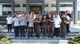 Kapolda NTB dan Kajati NTB beserta jajaran berfoto bersama usai pertemuan di Kantor Kejati NTB, Selasa 14 Juli 2026. Keduanya sepakat memperkuat sinergi penegakan hukum profesional dan berintegritas. (Foto: Lombokini.com/Asman).