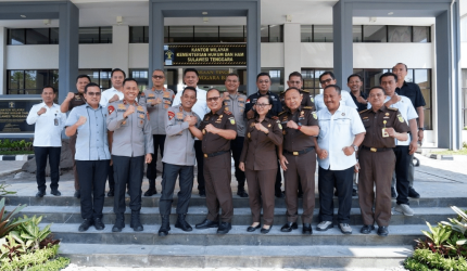 Kapolda NTB dan Kajati NTB beserta jajaran berfoto bersama usai pertemuan di Kantor Kejati NTB, Mataram, Selasa (14/7). Keduanya sepakat memperkuat sinergi penegakan hukum profesional dan berintegritas.
