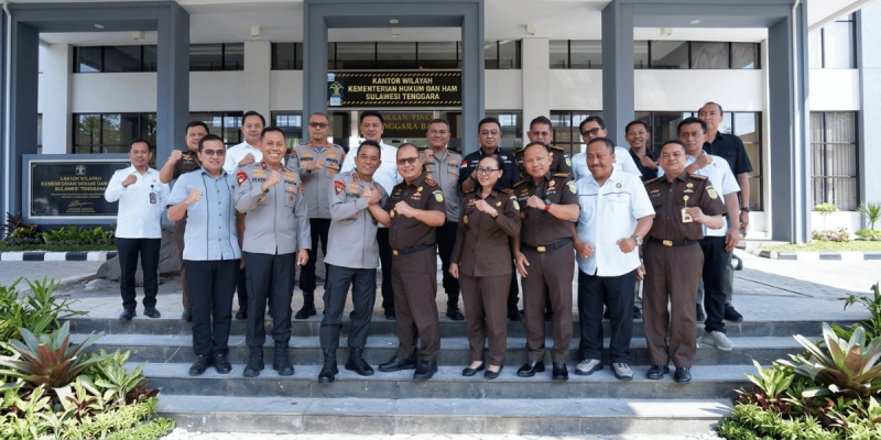 Kapolda NTB dan Kajati NTB beserta jajaran berfoto bersama usai pertemuan di Kantor Kejati NTB, Selasa 14 Juli 2026. Keduanya sepakat memperkuat sinergi penegakan hukum profesional dan berintegritas. (Foto: Lombokini.com/Asman).